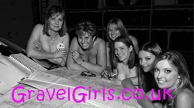 נהגות ראלי בריטניה מתפשטות לצדקה ( gravel girls ) נהגות ראלי בריטניה מתפשטות לצדקה ( gravel girls )