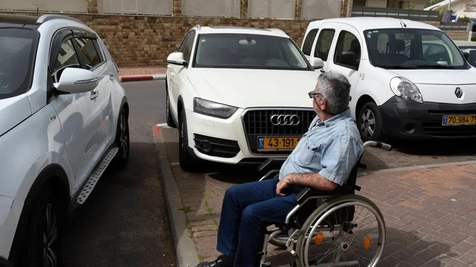 ראובן גורה הבחור הנכה עם בעיית הנגישות מחולון ראובן גורה הבחור הנכה עם בעיית הנגישות מחולון