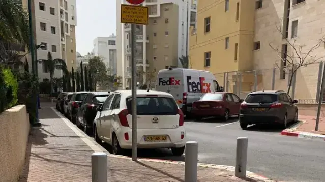 עמודים שחוסמים חניה של כלי רכב עמודים שחוסמים חניה של כלי רכב