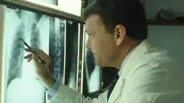 רופא בוחן צילום רנטגן רופא בוחן צילום רנטגן