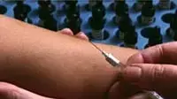 אדם מזריק לעצמו בזרוע אדם מזריק לעצמו בזרוע