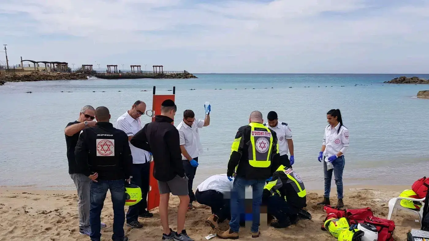 צוות מד"א מבצעים פעולות החייאה שבסופן נקבע מותה של בת 70 בחוף גלי גליל בנהריה 18 במרץ 2018 צוות מד"א מבצעים פעולות החייאה שבסופן נקבע מותה של בת 70 בחוף גלי גליל בנהריה 18 במרץ 2018