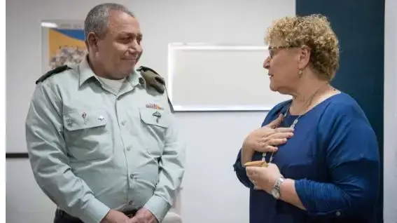 ראש המטה הכללי, רב-אלוף גדי איזנקוט, בפגישה עם גברת מרים פרץ ועם ראש עיריית ירושלים, מר ניר ברקת, במסגרת ביקורו בבית הספר התיכון שליד האוניברסיטה בירושלים 20 במרץ 2018 ראש המטה הכללי, רב-אלוף גדי איזנקוט, בפגישה עם גברת מרים פרץ ועם ראש עיריית ירושלים, מר ניר ברקת, במסגרת ביקורו בבית הספר התיכון שליד האוניברסיטה בירושלים 20 במרץ 2018