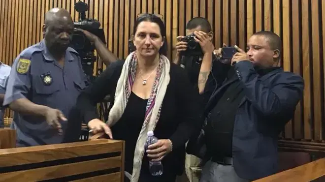 אישה לבנה שנשלחה לכלא בשל קללות לשוטר שחור, בבית משפט ביוהנסבורג, דרום אפריקה, מרץ 2018 אישה לבנה שנשלחה לכלא בשל קללות לשוטר שחור, בבית משפט ביוהנסבורג, דרום אפריקה, מרץ 2018