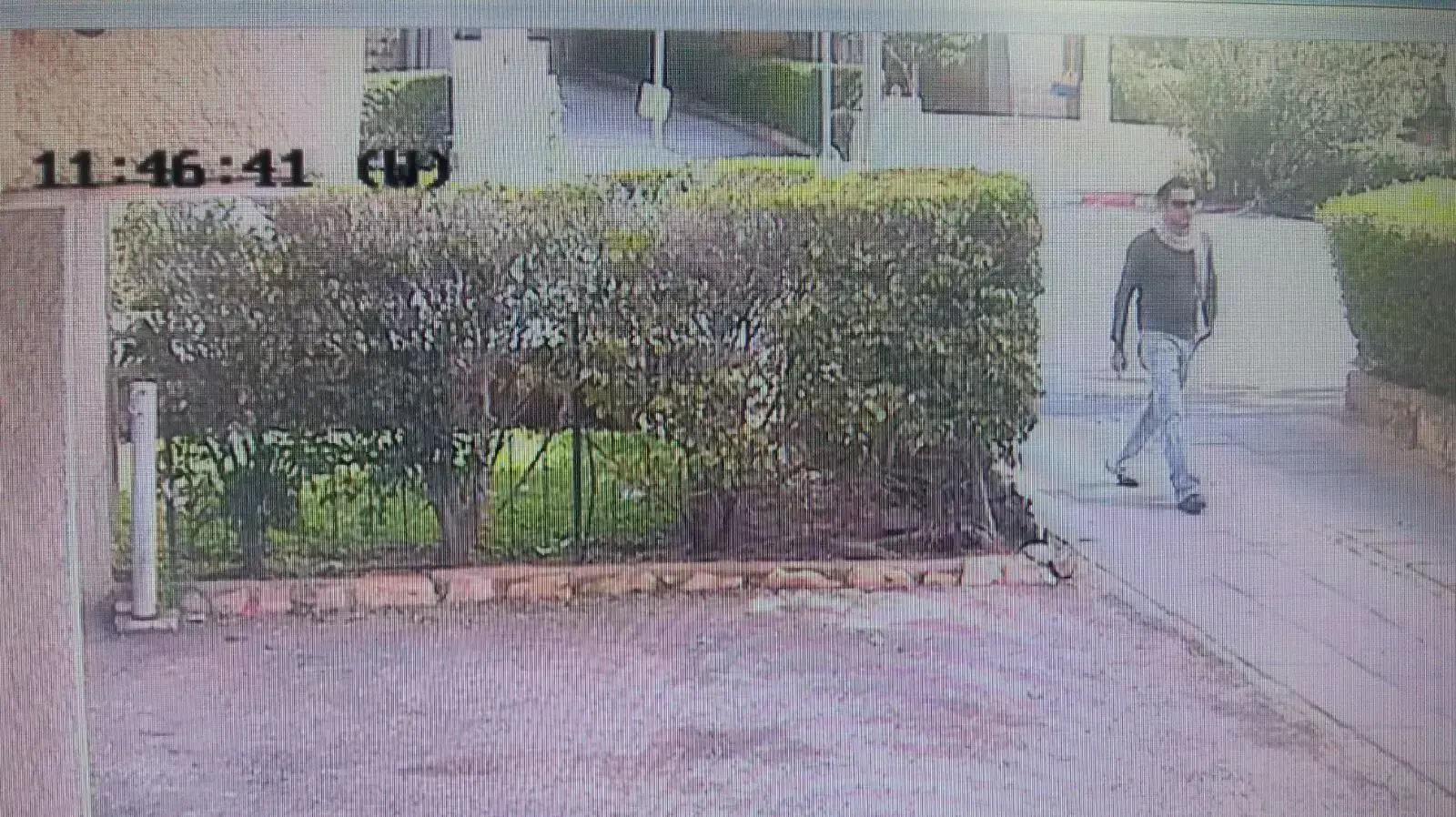 13.02.18 עת החשודים, באמתלה של משלוח זר פרחים הפתיעו ילידת 1941 בביתה, כפתו אותה ושדדו תכשיטים. בתמונה- החשוד יוצא מהרכב 13.02.18 עת החשודים, באמתלה של משלוח זר פרחים הפתיעו ילידת 1941 בביתה, כפתו אותה ושדדו תכשיטים. בתמונה- החשוד יוצא מהרכב