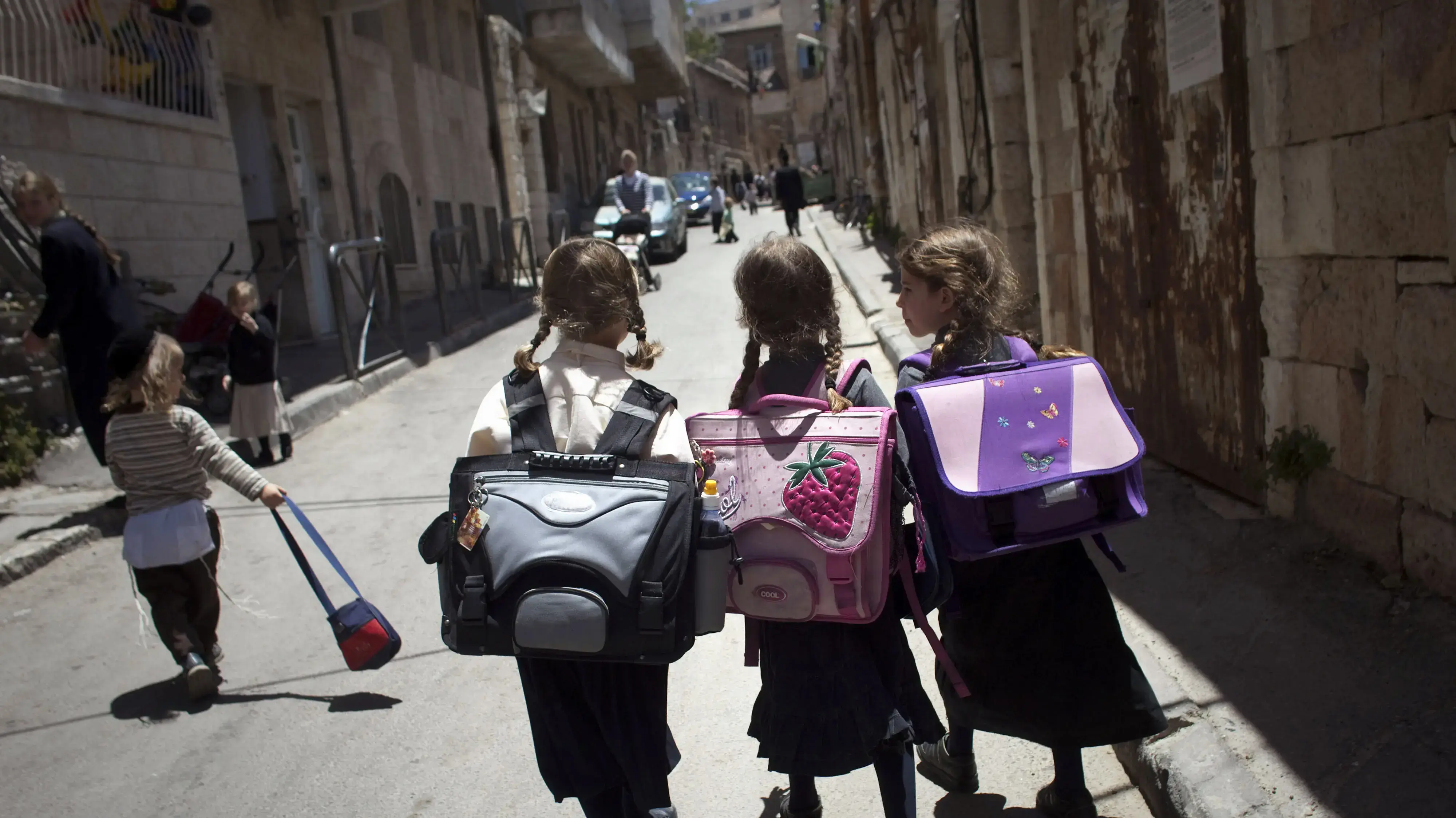 אילוסטרציה ילדות חרדיות בשכונת מאה שערים בירושלים. 2010 אילוסטרציה ילדות חרדיות בשכונת מאה שערים בירושלים. 2010