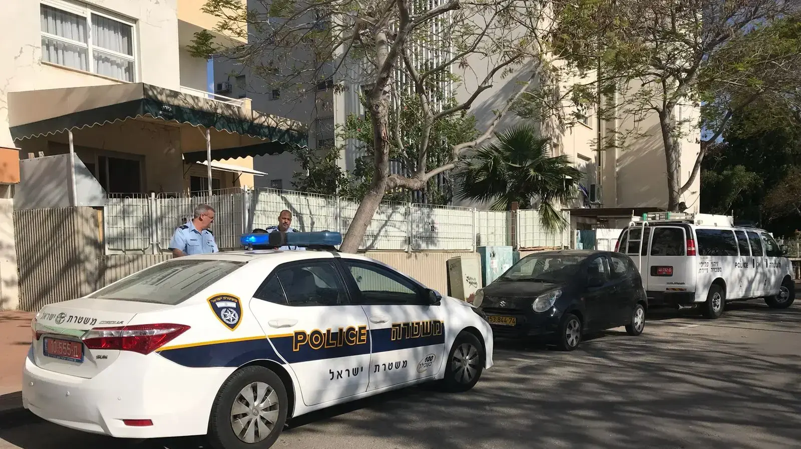 זירת האירוע בו חשוד בשנות ה-30 לחייו השתולל בביתו ברחוב רמב?ם באשקלון זירת האירוע בו חשוד בשנות ה-30 לחייו השתולל בביתו ברחוב רמב?ם באשקלון