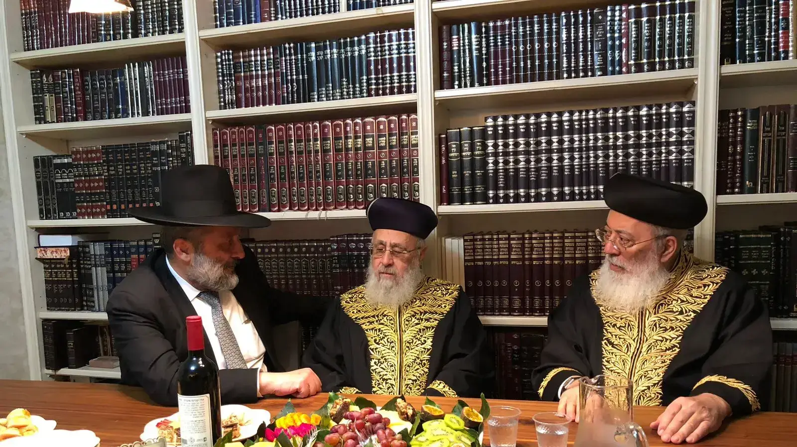 אריה דרעי בפגישת פיוס עם הרב שלמה עמאר ויצחק יוסף אריה דרעי בפגישת פיוס עם הרב שלמה עמאר ויצחק יוסף