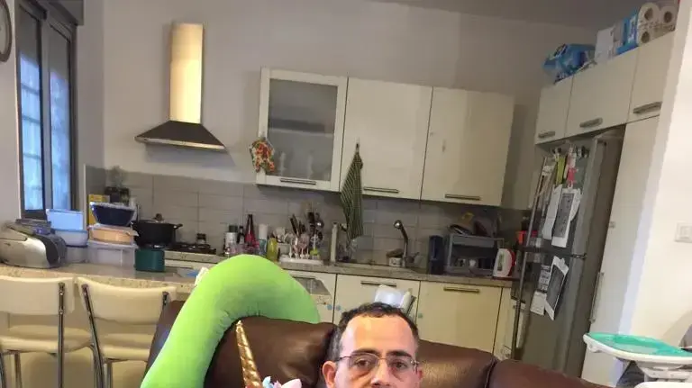 ד"ר דוד קוזארו - עבר פגיעת ראש קשה בעת שירותו הסדיר, והיום, 19 שנים אחרי אותה תאונה מזוויעה, שב לצה"ל כרופא מתנדב ביחידת המילואים של חיל הרפואה
ד"ר דוד קוזארו - עבר פגיעת ראש קשה בעת שירותו הסדיר, והיום, 19 שנים אחרי אותה תאונה מזוויעה, שב לצה"ל כרופא מתנדב ביחידת המילואים של חיל הרפואה
