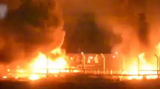 עשרות מפגינים העלו באש צינורות גז ודלק במעבר כרם שלום ברצועת עזה, 11 במאי 2018 עשרות מפגינים העלו באש צינורות גז ודלק במעבר כרם שלום ברצועת עזה, 11 במאי 2018