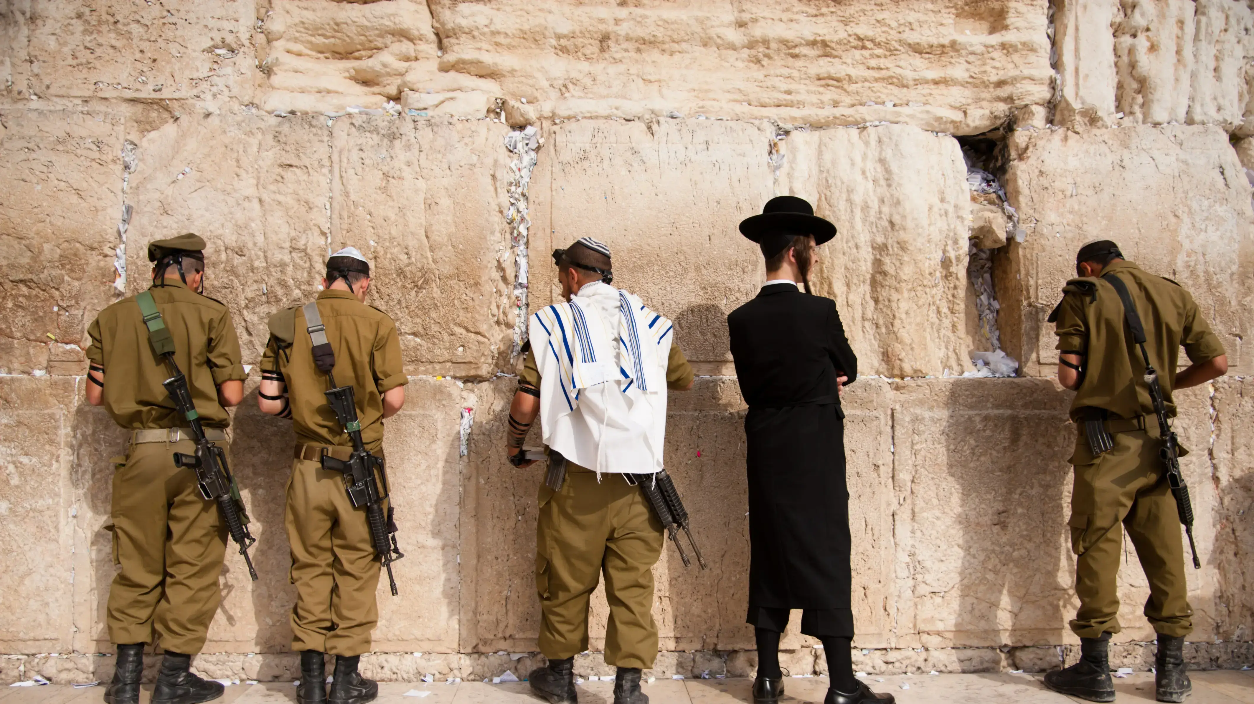 חיילי צה"ל ואברך חרדי עובדים ליד הכותל המערבי חיילי צה"ל ואברך חרדי עובדים ליד הכותל המערבי