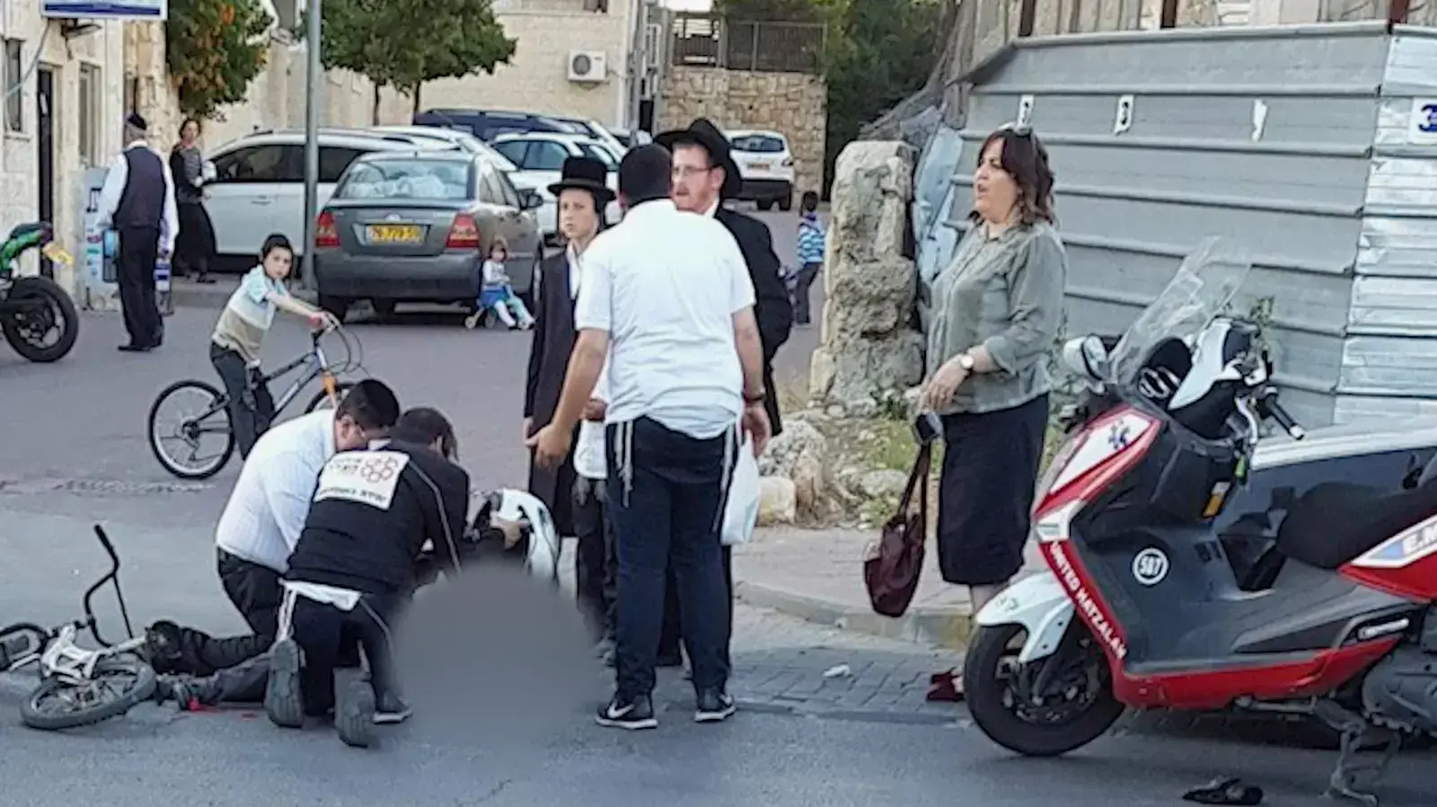 זירת תאונת האוטובס בו נהרג ילד בן 7 ביתר עילית
זירת תאונת האוטובס בו נהרג ילד בן 7 ביתר עילית