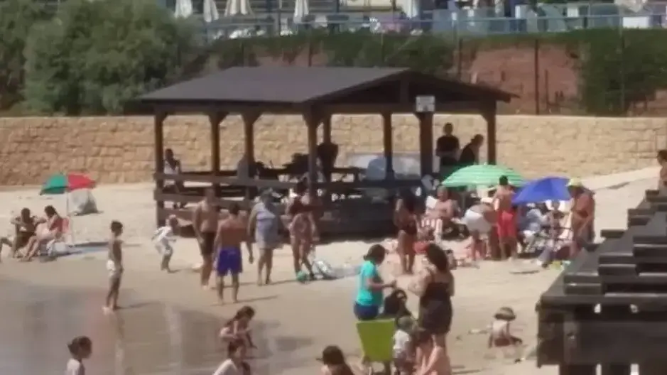 סככת נכים בחוף כפר הים בחדרה - אין גישה לים, אין שביל סככת נכים בחוף כפר הים בחדרה - אין גישה לים, אין שביל