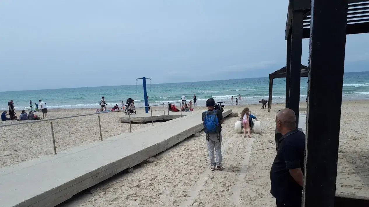 שביל בקצה מדרגה של 40 סמ ולא מגיע למים - חוף אולגה שביל בקצה מדרגה של 40 סמ ולא מגיע למים - חוף אולגה