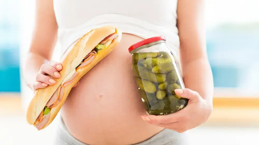 אישה בהריון אוכלת אישה בהריון אוכלת