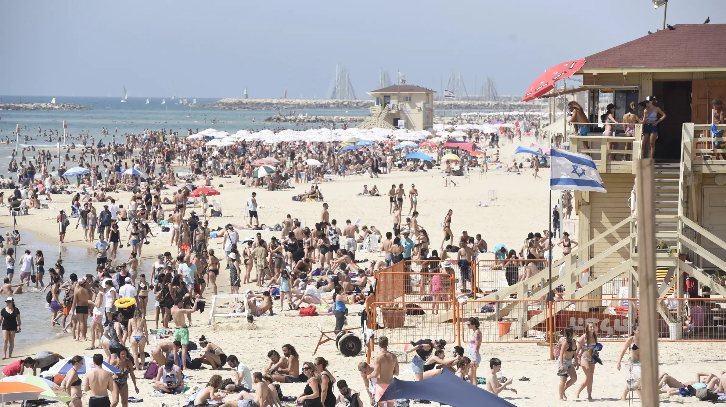 נופשים פוקדים את אחד מחופי הים בתל אביב 8 ביוני 2018
נופשים פוקדים את אחד מחופי הים בתל אביב 8 ביוני 2018