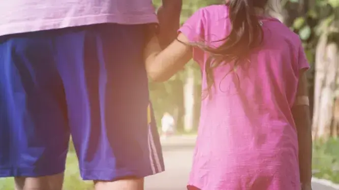 מחר אצא מוקדם יותר. אבא וילדה ממהרים מחר אצא מוקדם יותר. אבא וילדה ממהרים