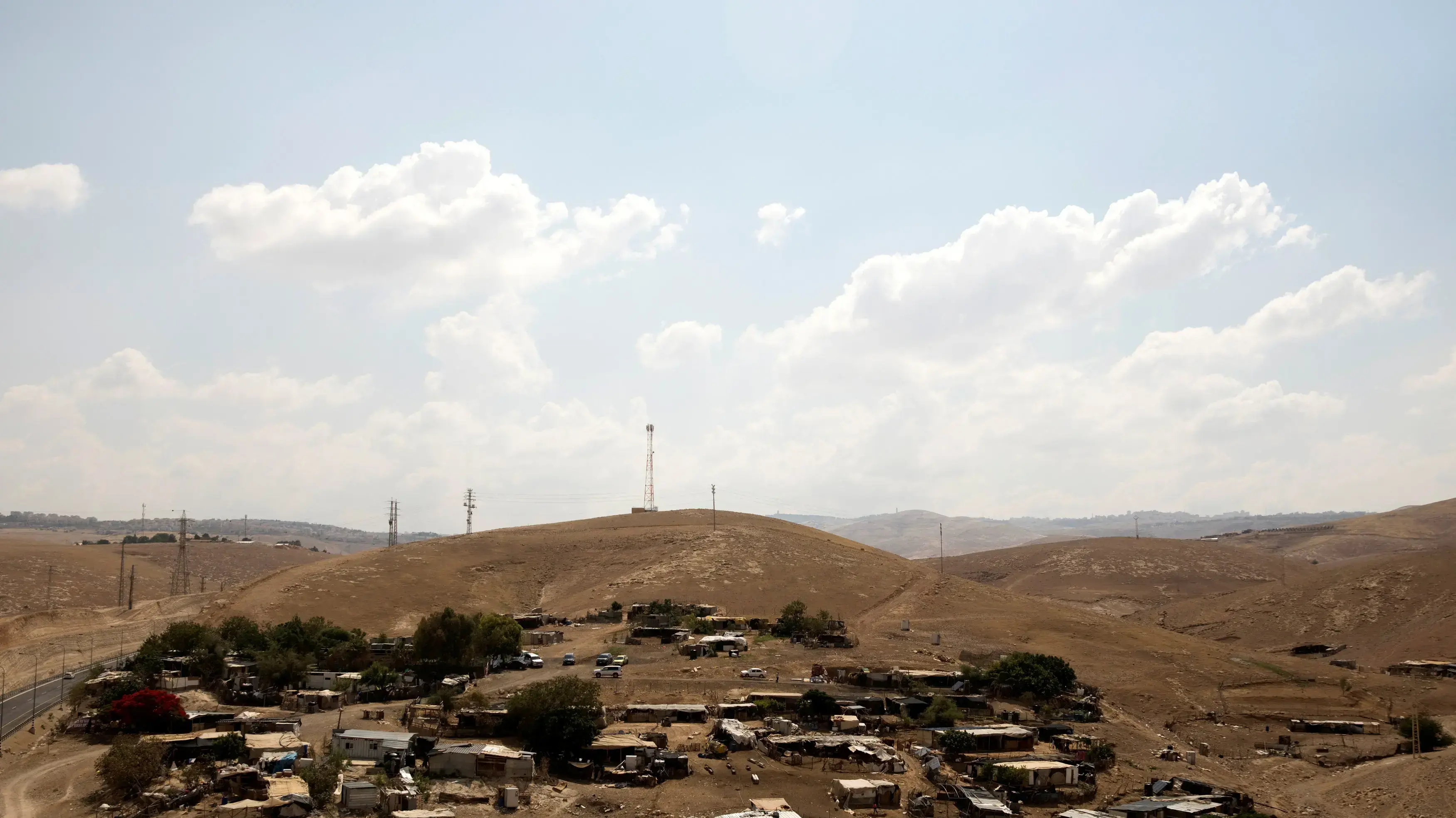 הכפר הבדואי חאן אל אחמר באזור מעלה אדומים, מאי 2018 הכפר הבדואי חאן אל אחמר באזור מעלה אדומים, מאי 2018