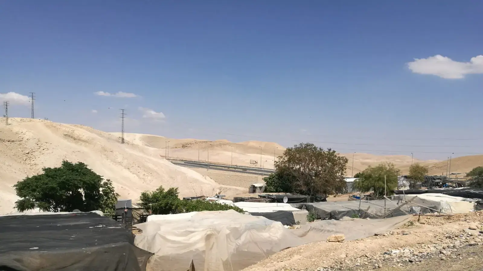 מבנים בכפר הבדואי חאן אל אחמר באזור מעלה אדומים, מאי 2018 מבנים בכפר הבדואי חאן אל אחמר באזור מעלה אדומים, מאי 2018