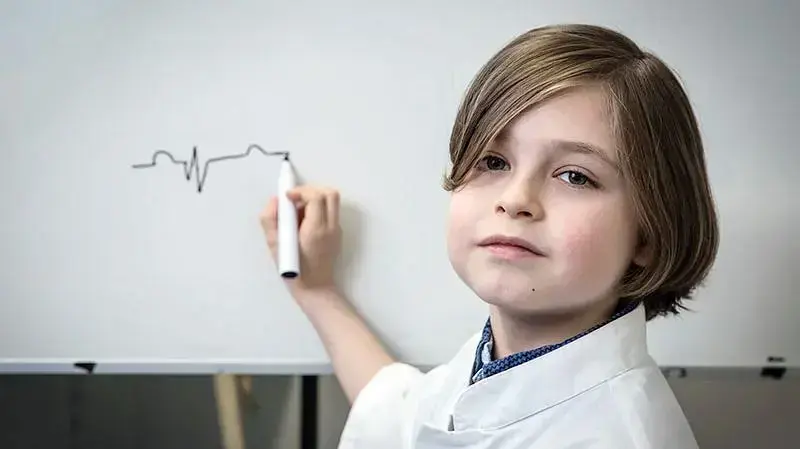 לורן סימונס בן 8 סיים את התיכון יתחיל ללמוד באוניברסיטה ה-1 ביולי 2018 לורן סימונס בן 8 סיים את התיכון יתחיל ללמוד באוניברסיטה ה-1 ביולי 2018
