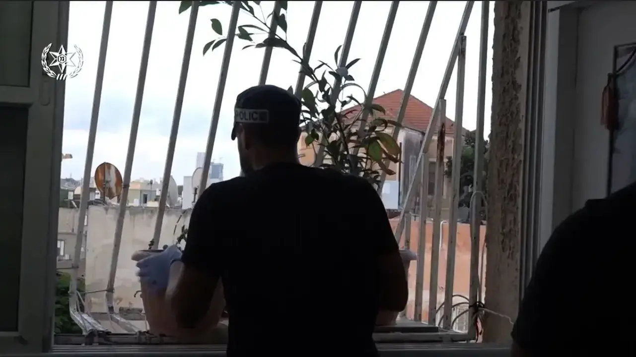 התחזה למוכר אופניים- סוכן סמוי הוביל לעצירת 27 חשודים בסחר באמל"ח וסמים: "חייל צה"ל העביר לי אקדח גנוב" התחזה למוכר אופניים- סוכן סמוי הוביל לעצירת 27 חשודים בסחר באמל"ח וסמים: "חייל צה"ל העביר לי אקדח גנוב"