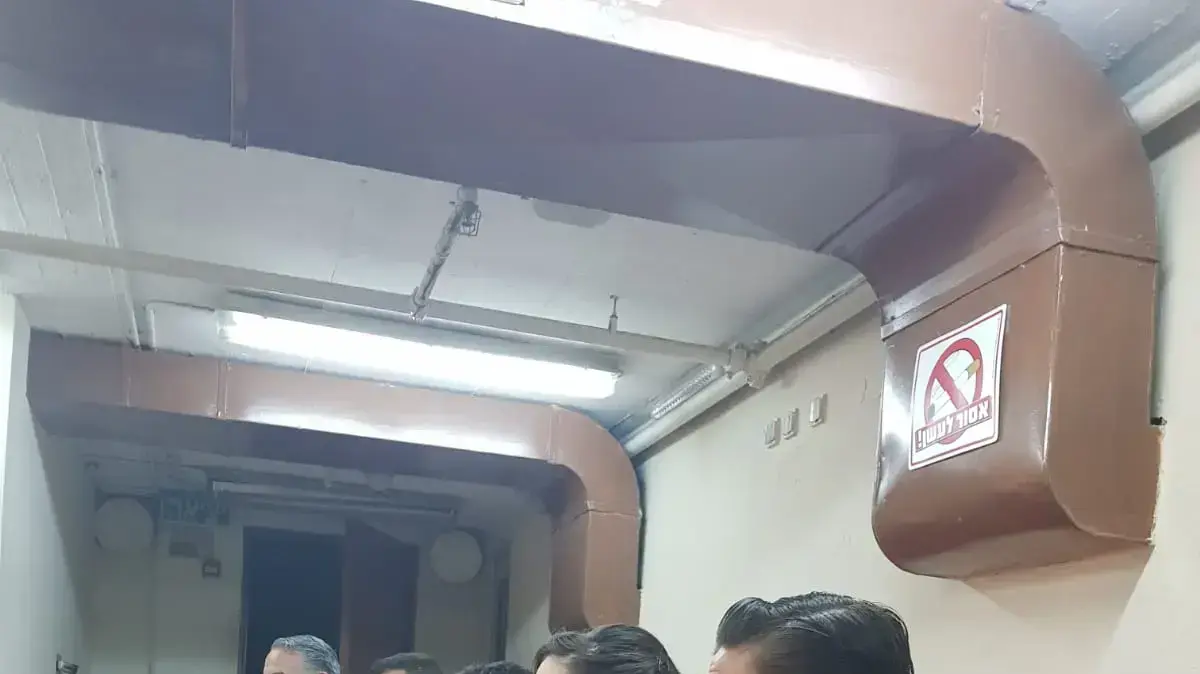 שחקני ההצגה "הים הכחול העמוק", תיאטרון בית ליסין. שחקני ההצגה "הים הכחול העמוק", תיאטרון בית ליסין.