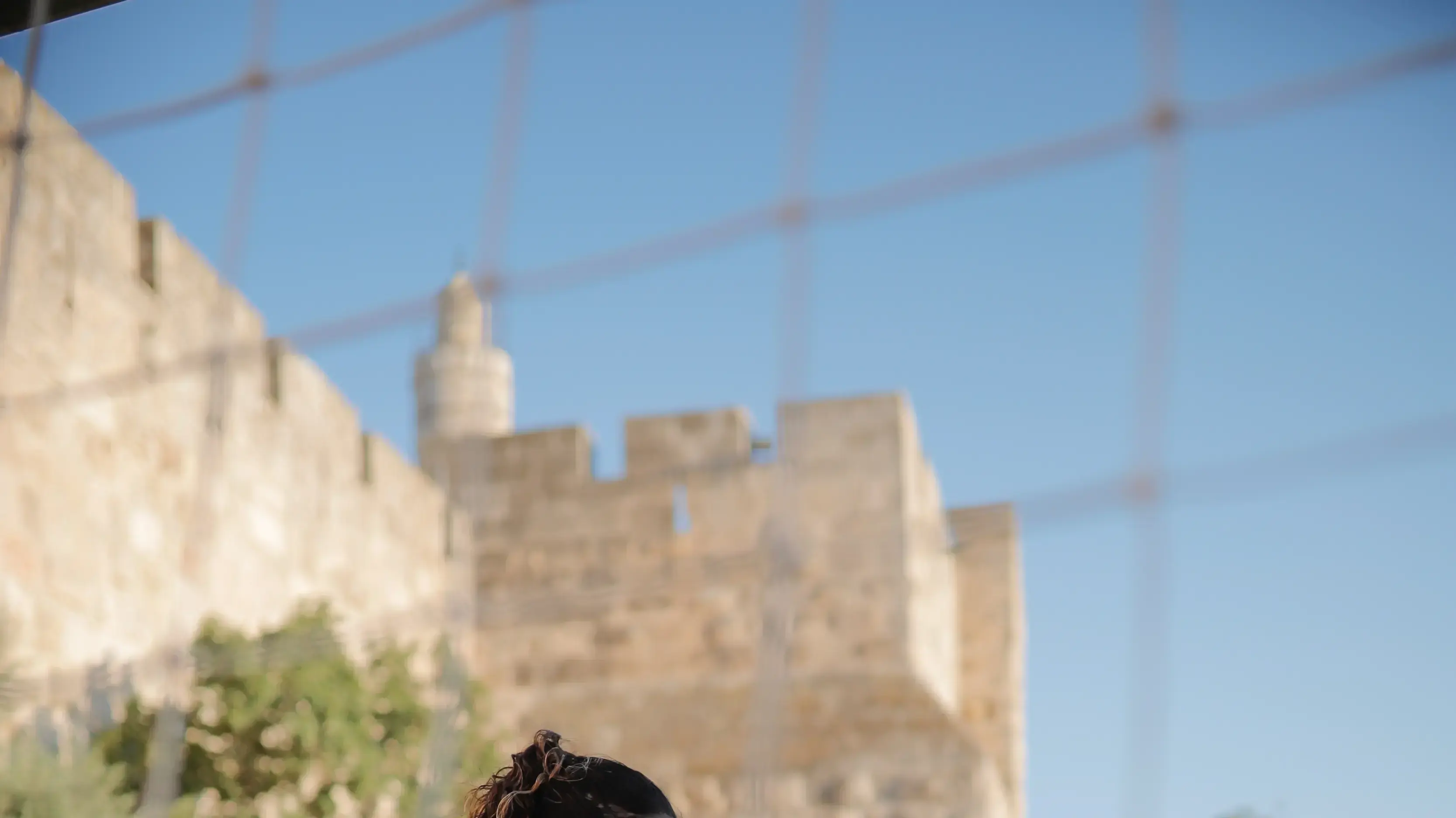 משחק כדורגל של יהודים וערבים ברקע חומות ירושלים משחק כדורגל של יהודים וערבים ברקע חומות ירושלים