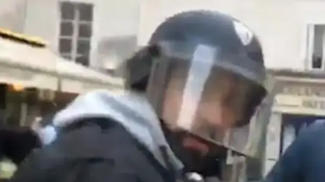 עוזר של נשיא צרפת מקרון מכה מפגינים במחאת 1 במאי בפריז, 2018 עוזר של נשיא צרפת מקרון מכה מפגינים במחאת 1 במאי בפריז, 2018