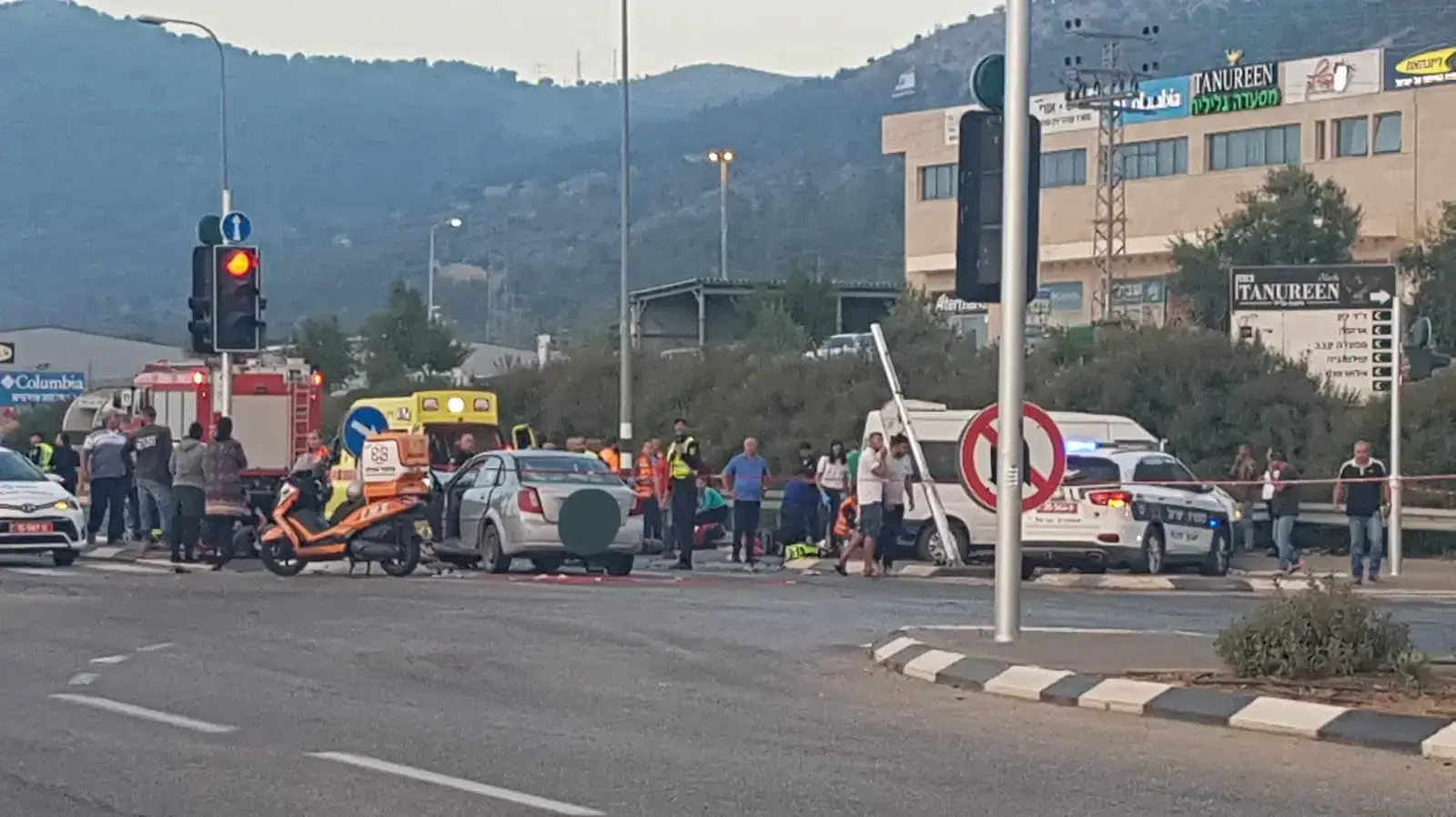 זירת תאונת דרכים בין רכב הסעות לרכב פרטי בצומת כ"ח בכביש 90, 1 באוגוסט 2018 זירת תאונת דרכים בין רכב הסעות לרכב פרטי בצומת כ"ח בכביש 90, 1 באוגוסט 2018