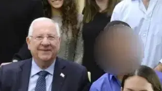 נשיא המדינה עם תלמידי בתי הספר התיכוניים שזכו בפרס וביניהם ע', לוחם מגלן שנפצע נשיא המדינה עם תלמידי בתי הספר התיכוניים שזכו בפרס וביניהם ע', לוחם מגלן שנפצע