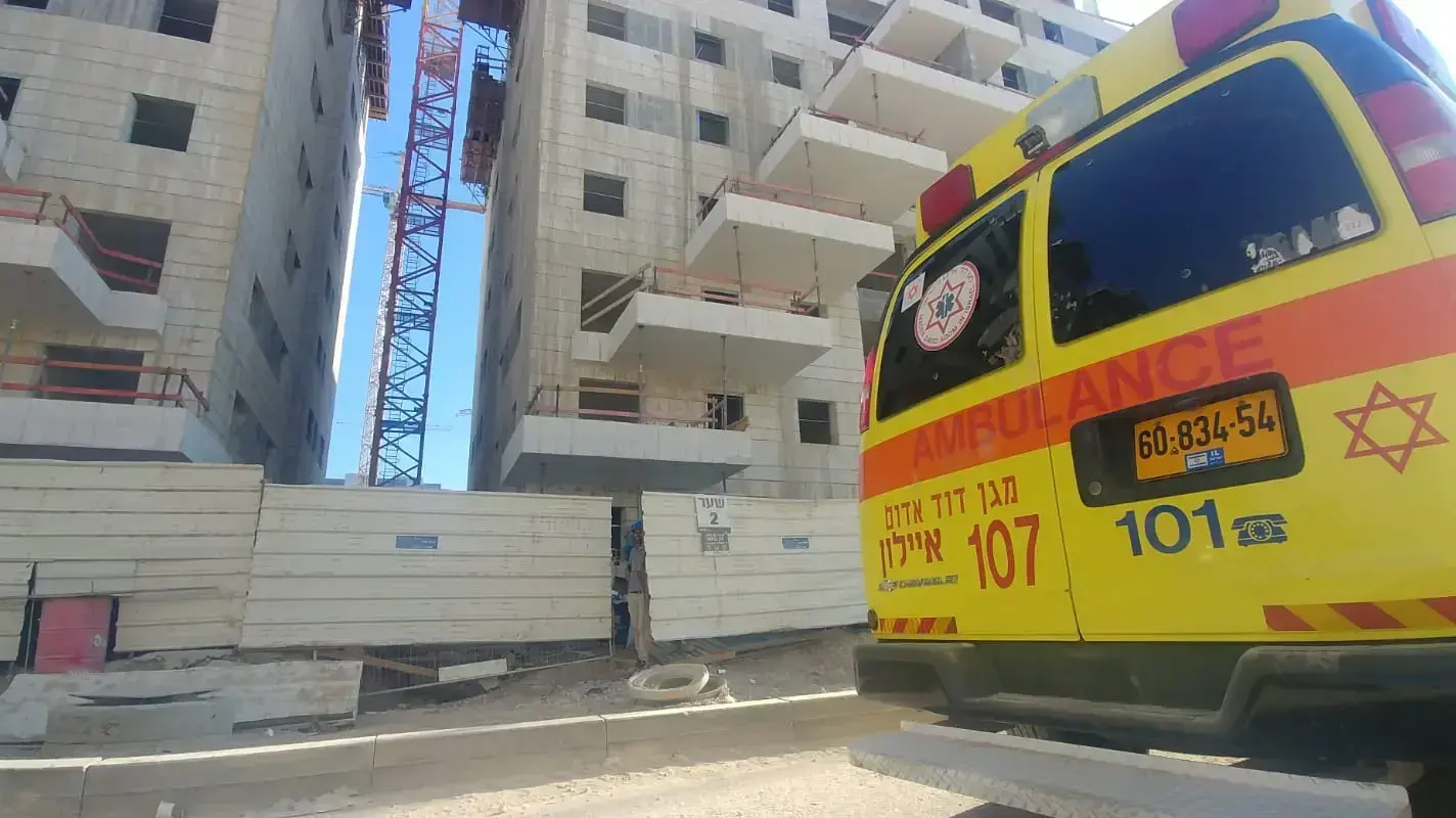 אמבולנס מד"א סמוך לאתר בנייה באחיסמך שבו נהרג פועל שנפל מקומה רביעית, 13 באוגוסט 2018 אמבולנס מד"א סמוך לאתר בנייה באחיסמך שבו נהרג פועל שנפל מקומה רביעית, 13 באוגוסט 2018