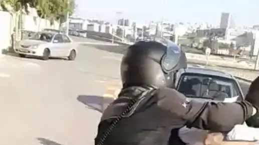 החשוד בתקיפה מובא למעצר על ידי שוטר בירושלים 24 באוגוסט 2018 החשוד בתקיפה מובא למעצר על ידי שוטר בירושלים 24 באוגוסט 2018