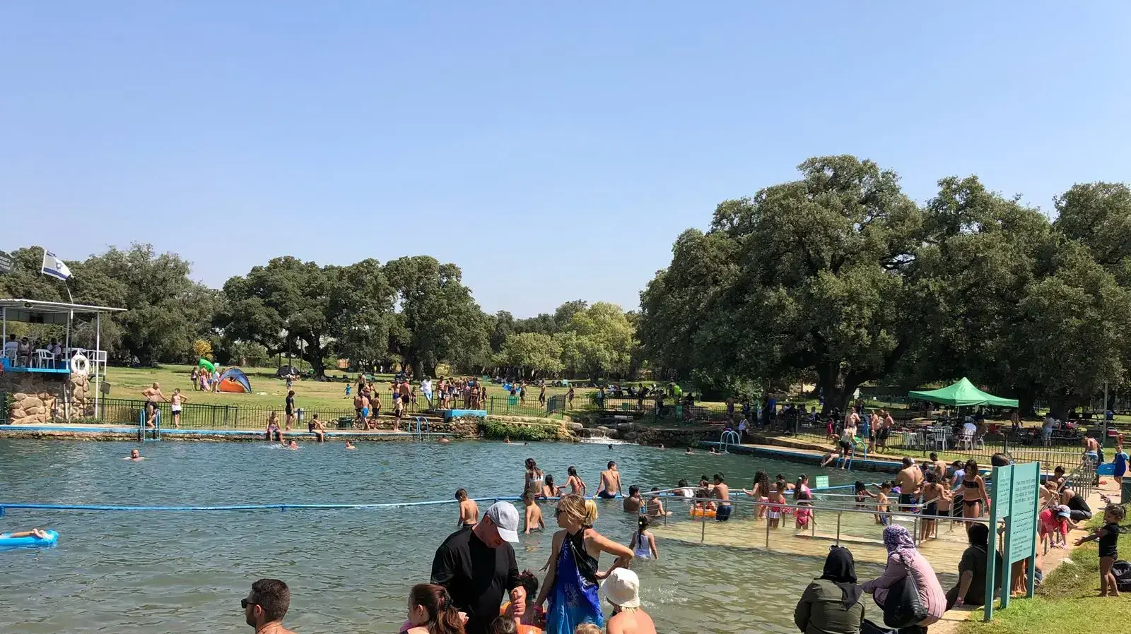 מטיילים רוחצים בגן לאומי חורשת טל, 25 באוגוסט 2018 מטיילים רוחצים בגן לאומי חורשת טל, 25 באוגוסט 2018