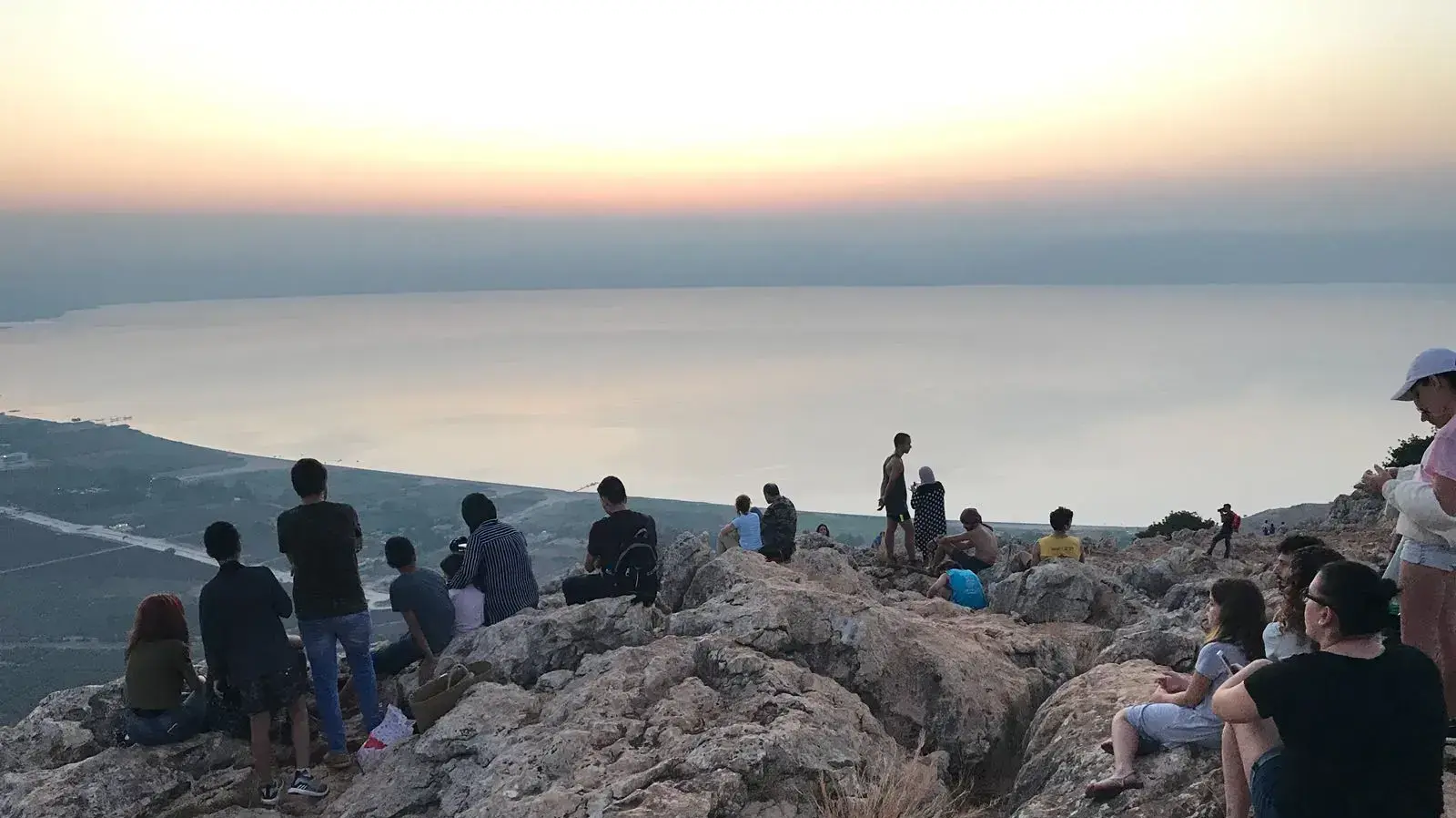 מטיילים צופים בזריחה בגן לאומי ארבל, 25 באוגוסט 2018 מטיילים צופים בזריחה בגן לאומי ארבל, 25 באוגוסט 2018