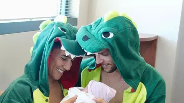 אבא ואבא. הראל סקעת ועידן רול עם בנם אבא ואבא. הראל סקעת ועידן רול עם בנם