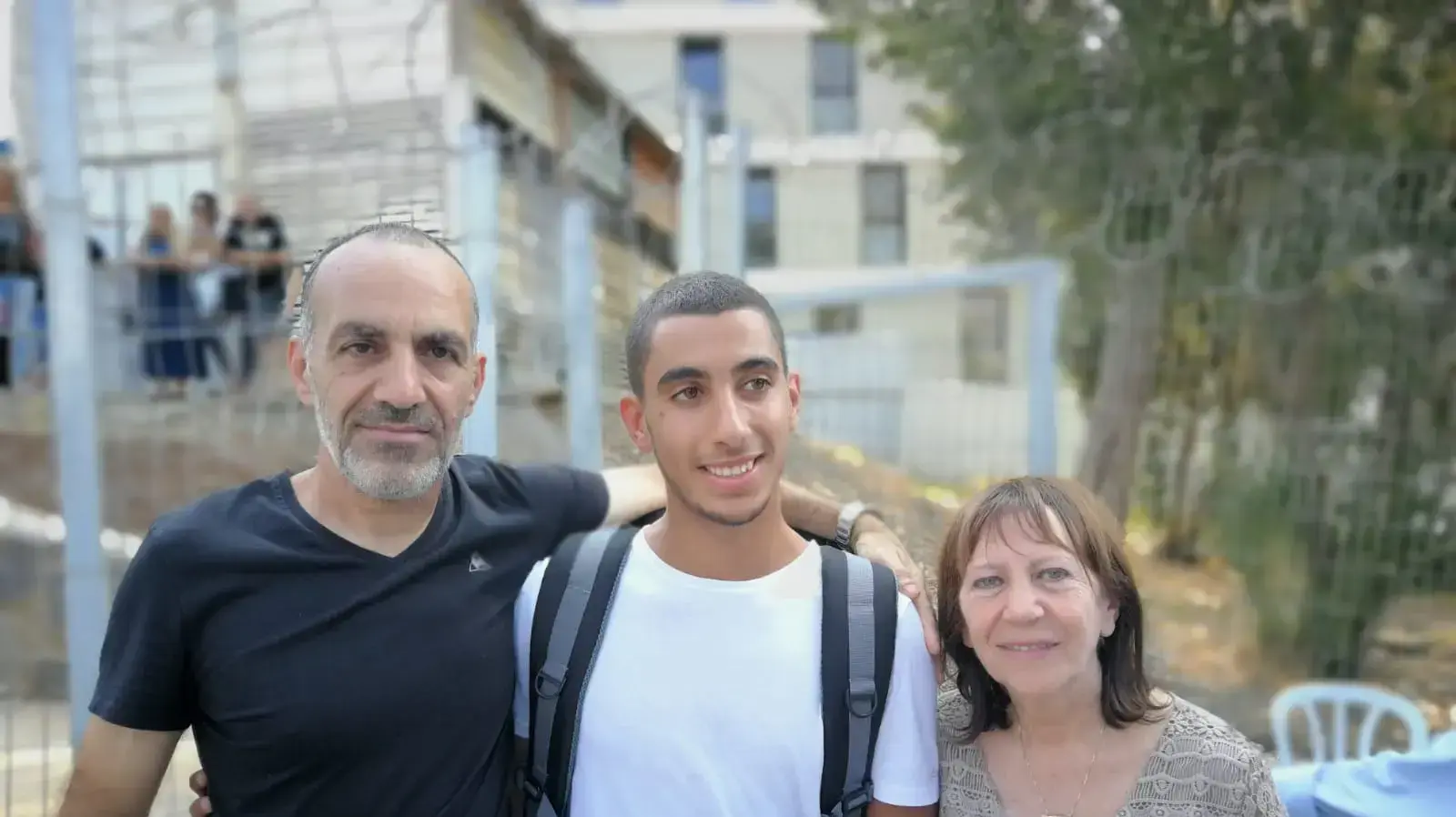 אופק שאול בלשכת גיוס טבריה עם אמו, זהבה שאול, בני משפחה וחברים