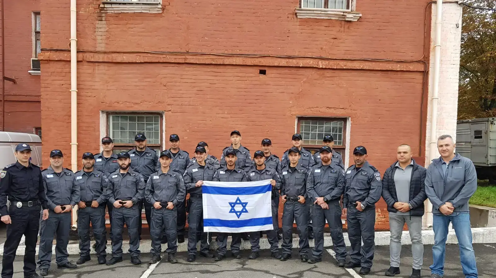 שוטרים ישראלים ואוקראינים שיאבטחו את המתפללים באומן שוטרים ישראלים ואוקראינים שיאבטחו את המתפללים באומן