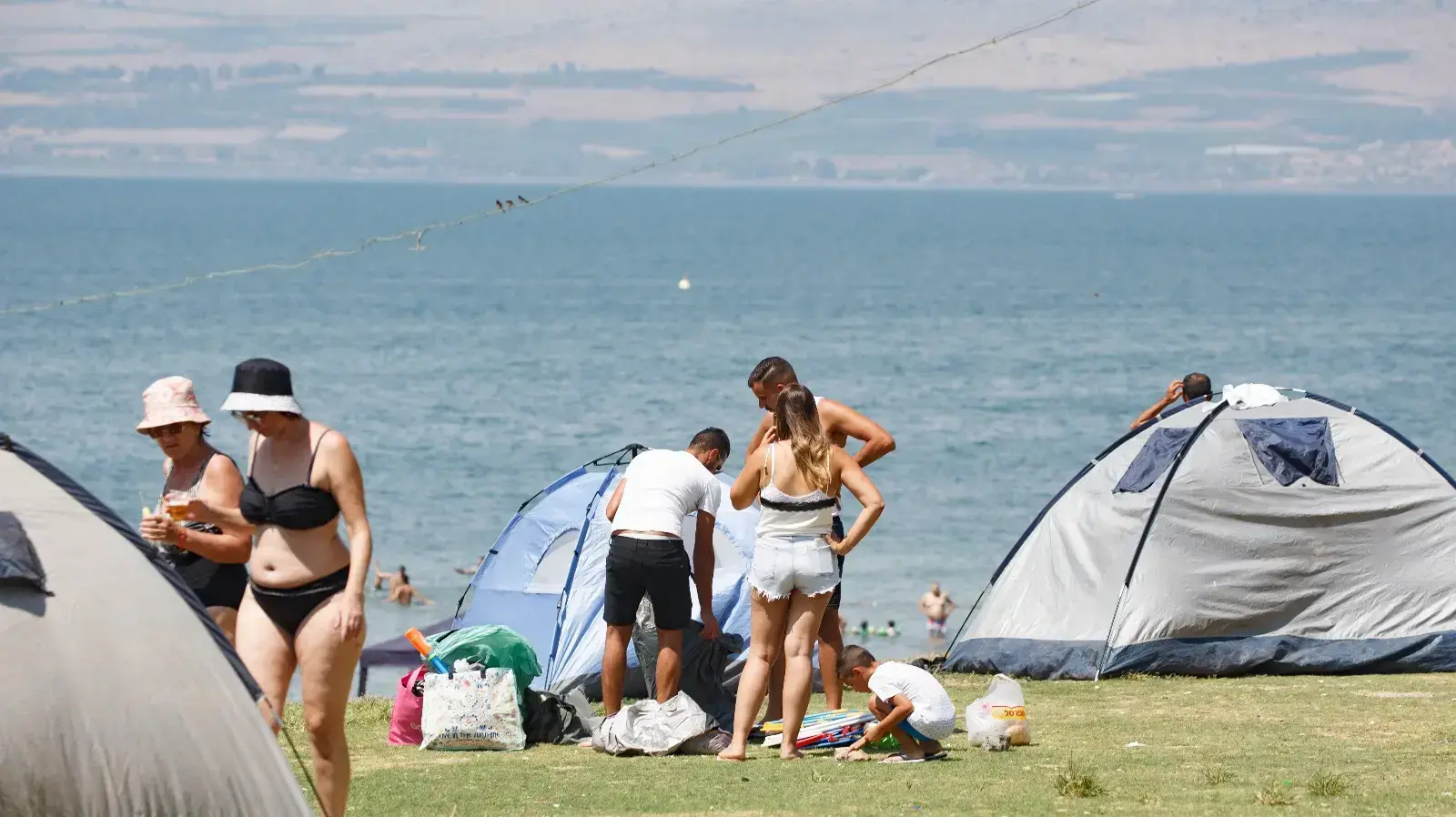 מטיילים ראש השנה רוחצים בכנרת מטיילים ראש השנה רוחצים בכנרת