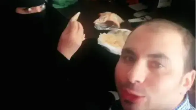 אזרח מצרי סועד עם אישה במלון בעיר ג'דה, ערב הסעודית אזרח מצרי סועד עם אישה במלון בעיר ג'דה, ערב הסעודית