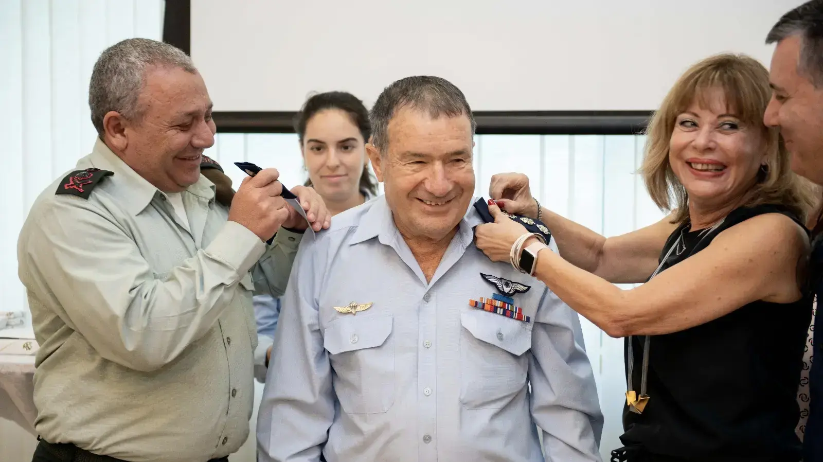 הענקת דרגת תת-אלוף על ידי ראש המטה הכללי ומפקד חיל-האוויר לאלוף העולם בהפלות סילוניות גיורא אפשטיין
הענקת דרגת תת-אלוף על ידי ראש המטה הכללי ומפקד חיל-האוויר לאלוף העולם בהפלות סילוניות גיורא אפשטיין