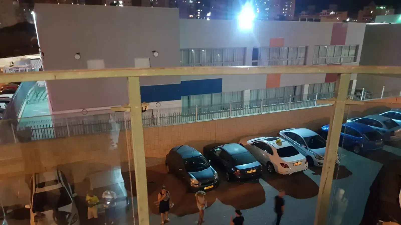 המרפסת ממנה נפלו נערה וילד בבניין מגורים באשקלון, 6 באוקטובר 2018 המרפסת ממנה נפלו נערה וילד בבניין מגורים באשקלון, 6 באוקטובר 2018