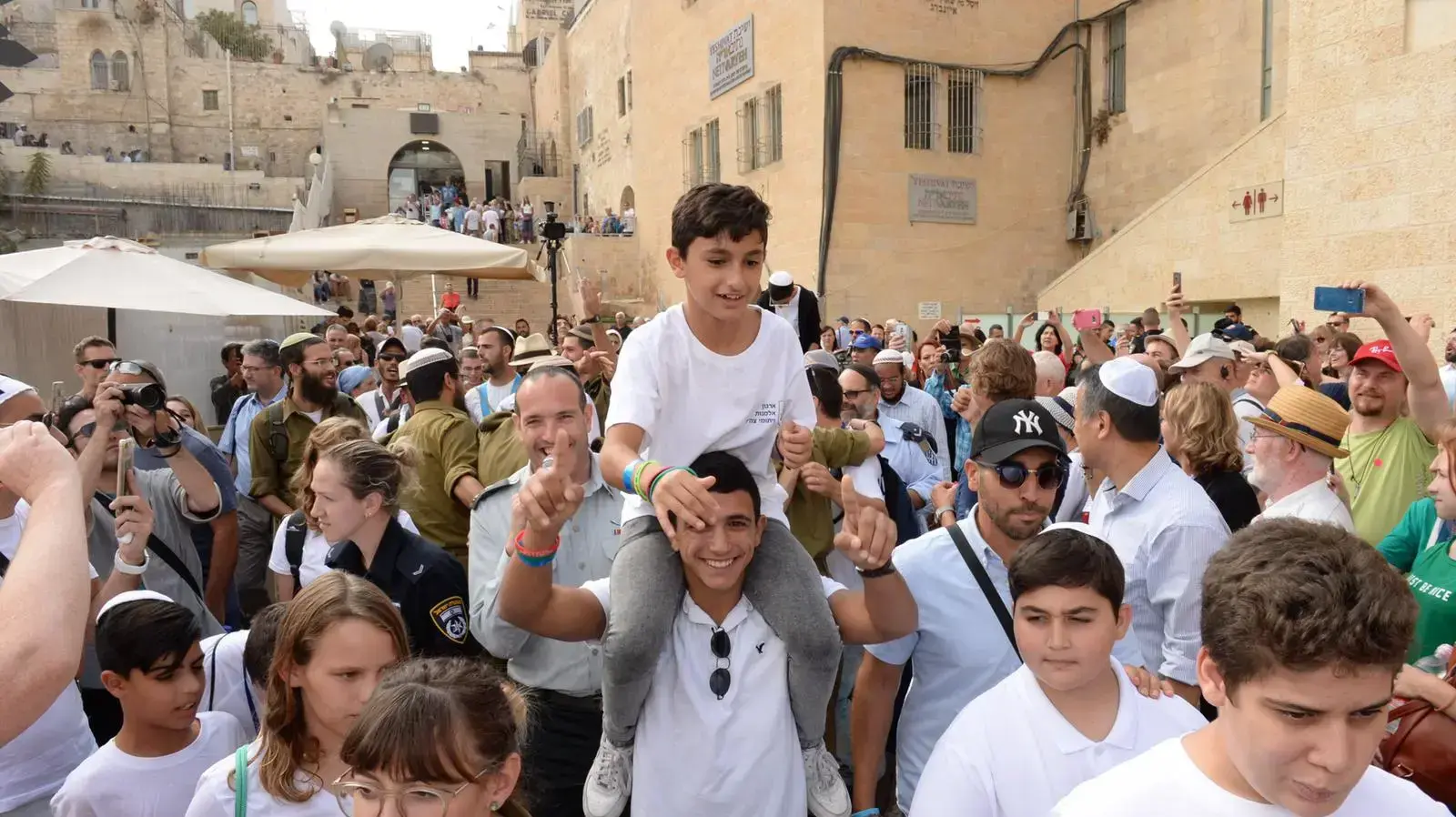 בר ובת מצווה ליתומי צה"ל בכותל בר ובת מצווה ליתומי צה"ל בכותל