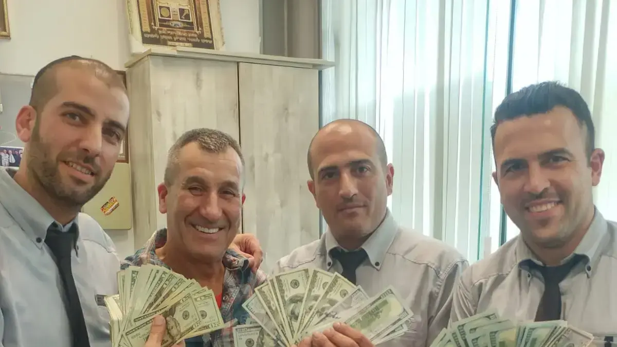 תושב קנדה שהגיע לביקור איבד 15 אלף דולר המיועדים למתנת חתונה ברכבת, צוות התחנה איתר אותם והחזיר את האבידה תושב קנדה שהגיע לביקור איבד 15 אלף דולר המיועדים למתנת חתונה ברכבת, צוות התחנה איתר אותם והחזיר את האבידה