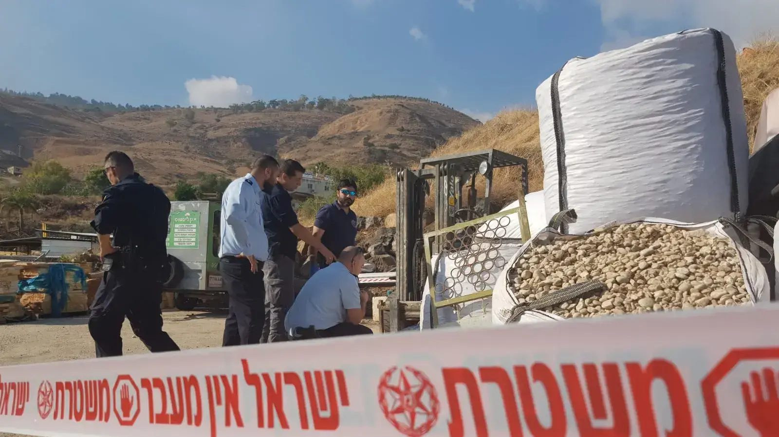 גבר ללא רוח חיים נמצא מתחת שקי חול בטבריה 6 בנובמבר 2018 גבר ללא רוח חיים נמצא מתחת שקי חול בטבריה 6 בנובמבר 2018