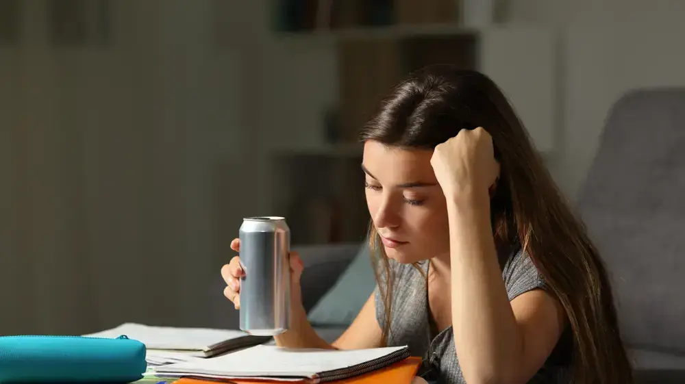 אישה עייפה שותה משקה אנרגיה אישה עייפה שותה משקה אנרגיה