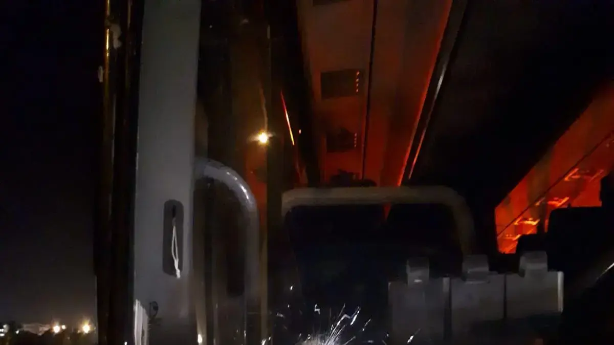 אוטובוס שנפגע בפיגוע ירי ליד בית אל שבו נפצעו שני בני אדם אוטובוס שנפגע בפיגוע ירי ליד בית אל שבו נפצעו שני בני אדם