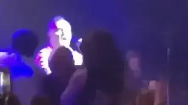 מוריסי חטף אגרוף בהופעה בסן דייגו מוריסי חטף אגרוף בהופעה בסן דייגו