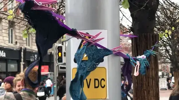 תחתונים מוצגים באנדרטת החוד של דבלין, אירלנד, במחאה על זיכוי מאונס, 14 בנובמבר 2018 תחתונים מוצגים באנדרטת החוד של דבלין, אירלנד, במחאה על זיכוי מאונס, 14 בנובמבר 2018