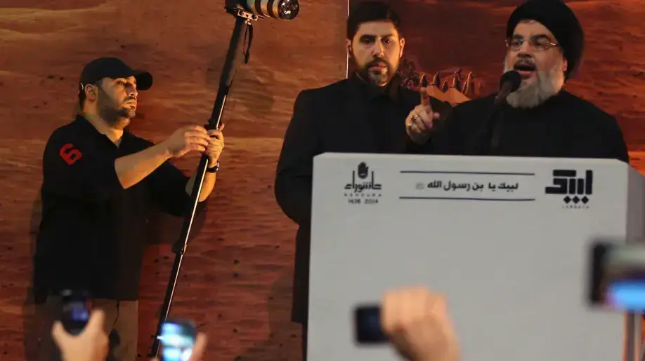 ג'וואד נסראללה מחזיק את המלמה לאביו חסן נסראללה ג'וואד נסראללה מחזיק את המלמה לאביו חסן נסראללה