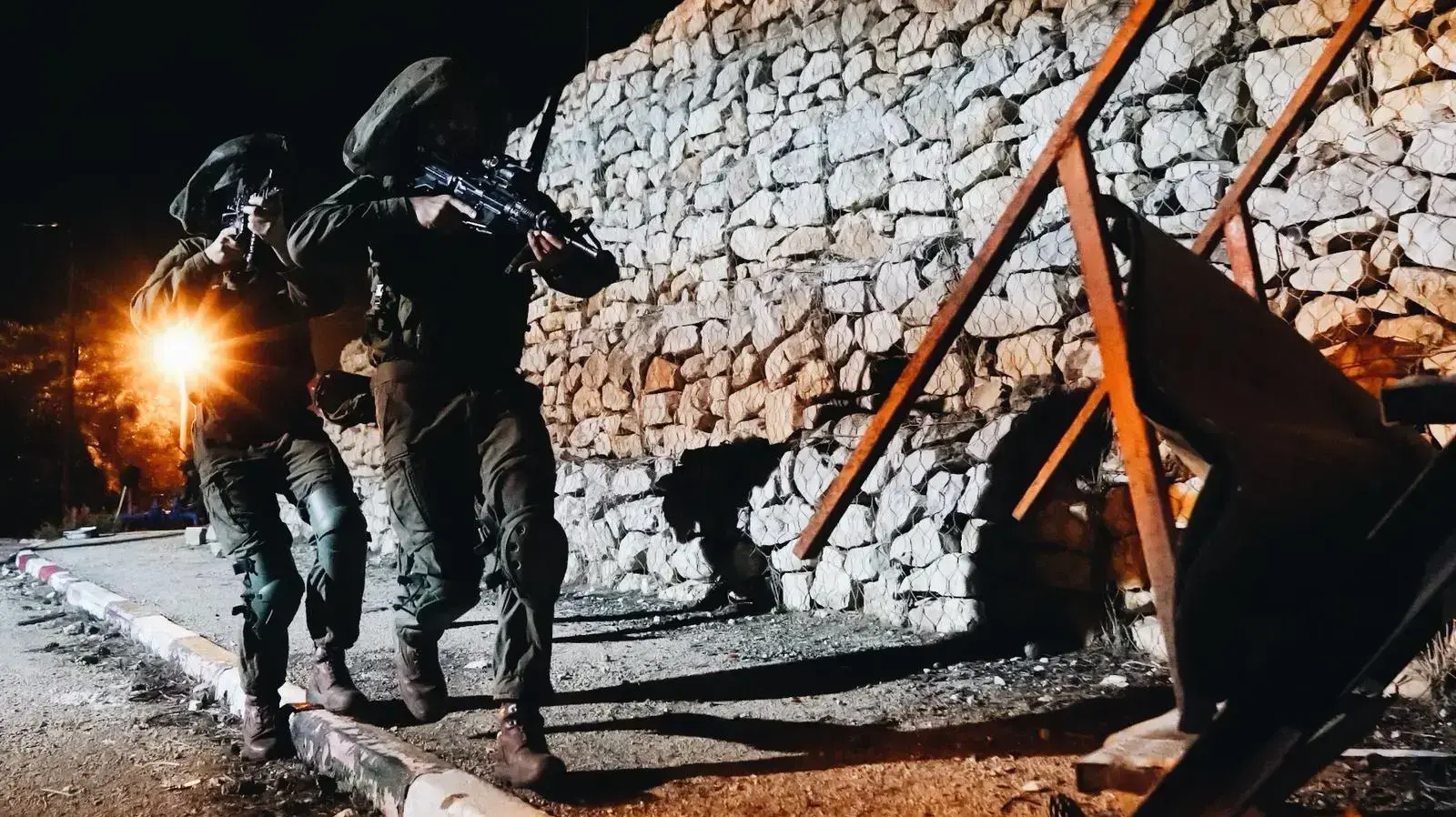 עוצבת הקומנדו מתאמנת לשיפור כשירותה למלחמה בתרגיל נרחב המתרגל פעולה נגד אויב בשתי זירות לחימה, נובמבר 2018 עוצבת הקומנדו מתאמנת לשיפור כשירותה למלחמה בתרגיל נרחב המתרגל פעולה נגד אויב בשתי זירות לחימה, נובמבר 2018